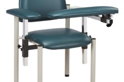 ویژگی و اهمیت صندلی خونگیری و تخت معاینه در آزمایشگاه